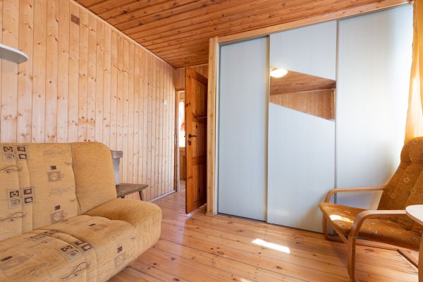 W obiekcie znajduje się 156 miejsc noclegowych. Dysponujemy domkami drewnianymi 2-, 3-, 4-osobowymi oraz kilkoma pokojami.